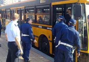 Polizia sul bus autobus controlli arpa tua